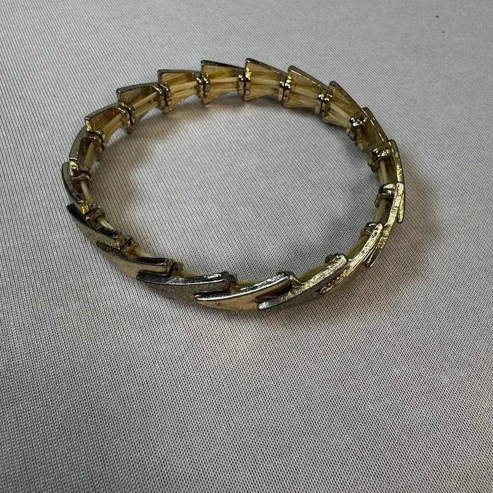 Woman's Jewelry Stretch Gold Tone Arrow‎ Bracelet!, Great Stacked!